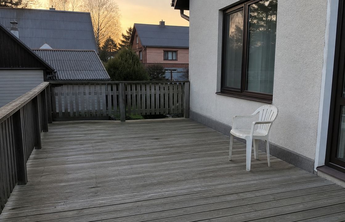 Tühi puitterrass enne kujundust
