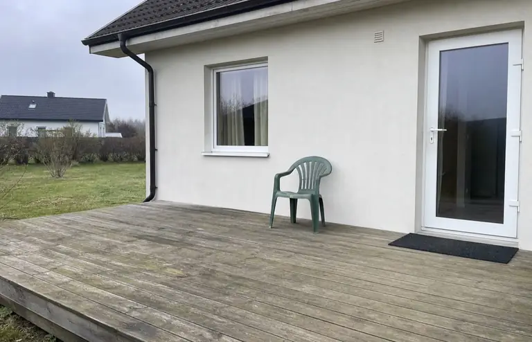 Hallinenud tühi puitterrass enne värskendust