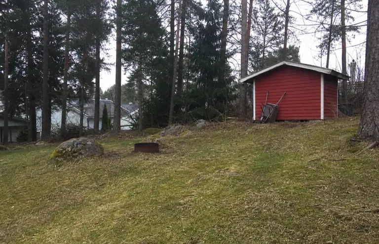 Tamperelainen rinnepiha ennen: epätasainen kalteva nurmi, ruosteinen tulisijarengas ja paljaat juuret mäntyjen alla