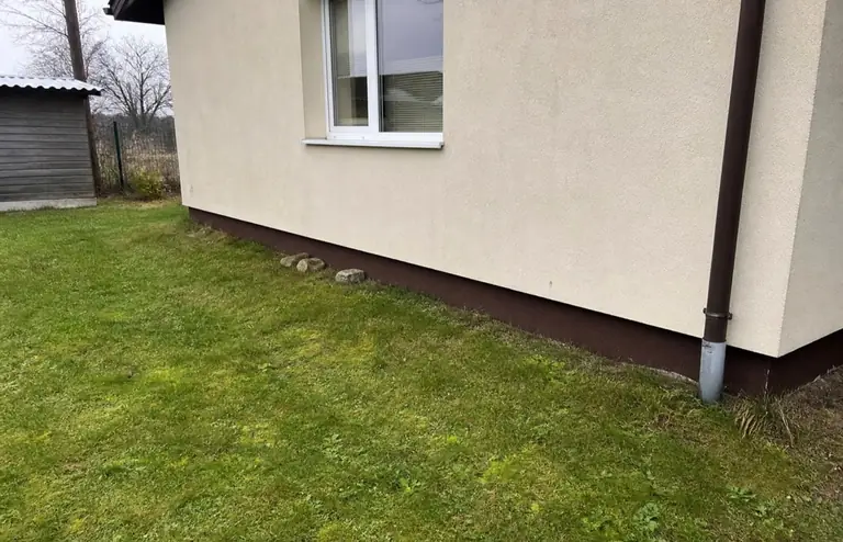 Aed enne: muru jookseb vormitult vastu maja seina