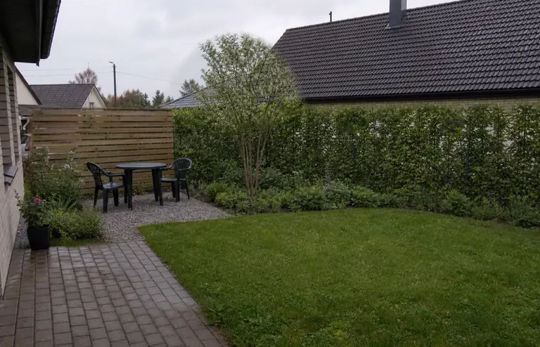 Ridaelamu väikese aia privaatsuslahendus istutuse ja puhkenurgaga