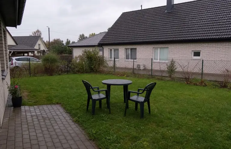 Aed enne: võrkaed ja naabermaja aknad otse istumiskoha kohal