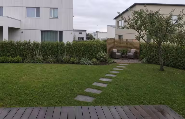 Aiakujunduse idee tagaaiale istutuste, raja ja istumiskohaga