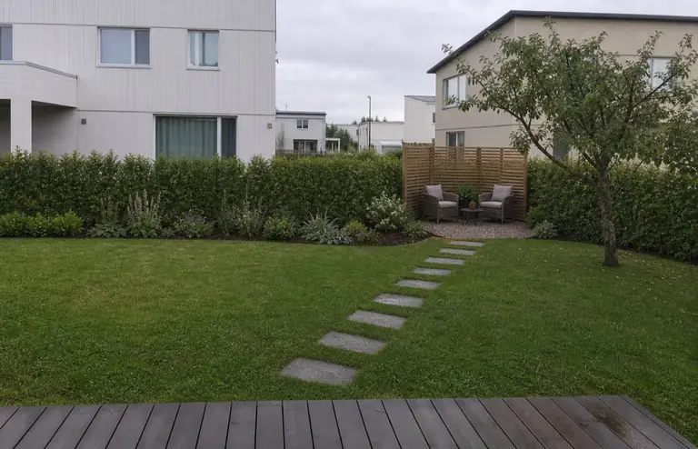 Sama tagaaed hekkide, istutusalade ja istumiskohaga