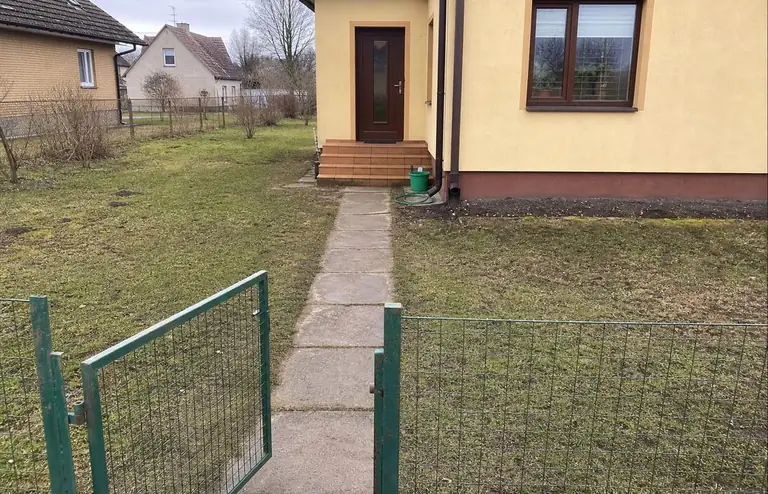 Lihtne eesaed kulunud muru ja betoonrajaga enne kujundust